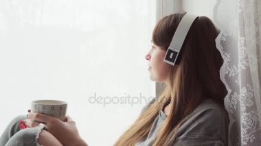 Kafasını çevirerek ve gülümseyerek mutlu bir genç kadın