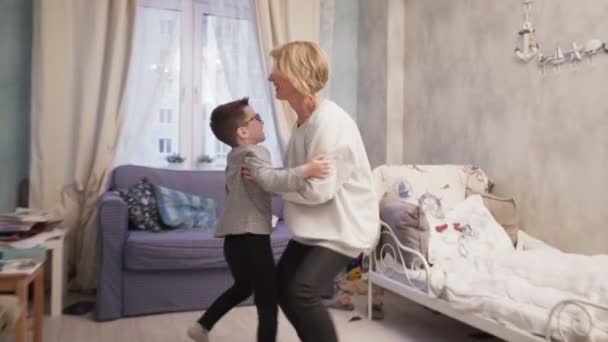 Щаслива мати обіймає сина і танцює з ним — стокове відео