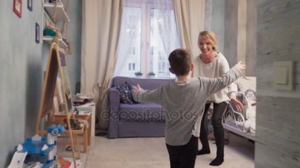 Il bambino corre da sua madre, si abbracciano e vorticano — Video Stock