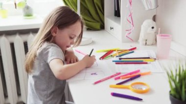 Sevimli küçük kız çizimi