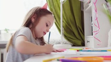 Sevimli küçük kız çizimi