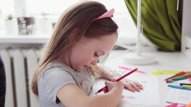 Cute little girl drawing — Stock Video