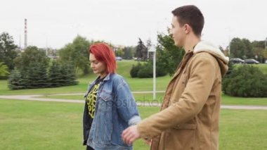 Mutlu bir adam ve elele ve şehir Park'ta yürüyordunuz kadın