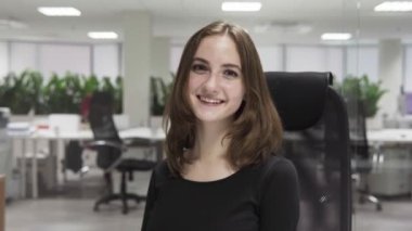 Office işyerinde gülümseyen genç iş kadını