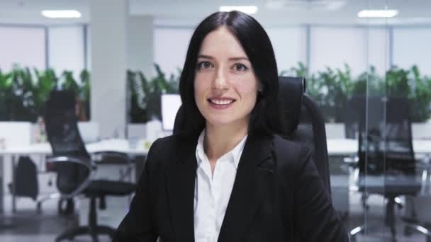 Mujer de negocios feliz en la oficina — Vídeo de stock