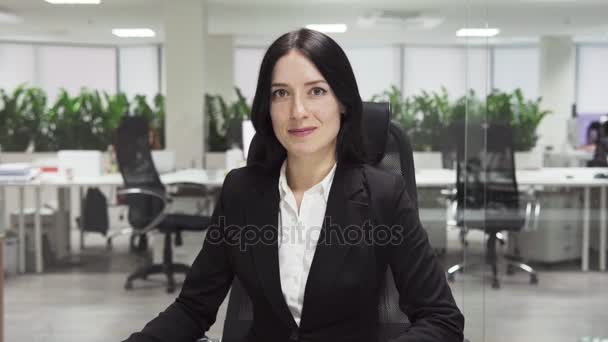 Mujer de negocios adulta sonriendo en el lugar de trabajo en la oficina — Vídeos de Stock