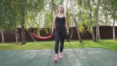 Kas fitness kadının yürüyüş yapması Park dumbbells ile lunges