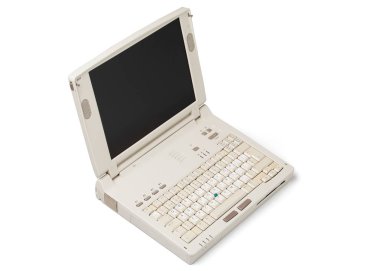 Beyaz arkaplanda eski dizüstü bilgisayar