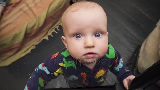 赤ちゃんがカメラにアウトに達する — ストック動画