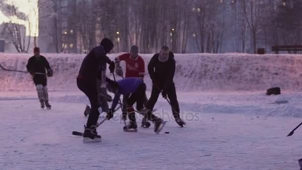 Grupa młodych ludzi gra hokej na lodzie — Wideo stockowe