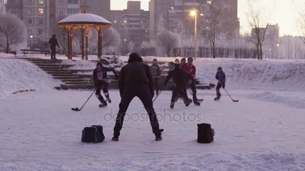 El equipo callejero está jugando hockey sobre hielo — Vídeo de stock