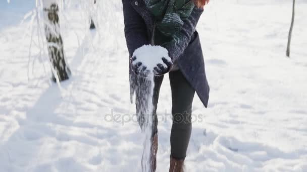 女孩抛出了一把雪和笑声, 晴朗的冬天天 — 图库视频影像