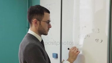 Sakallı adam gözlüklü bir beyaz tahta üzerinde yazma