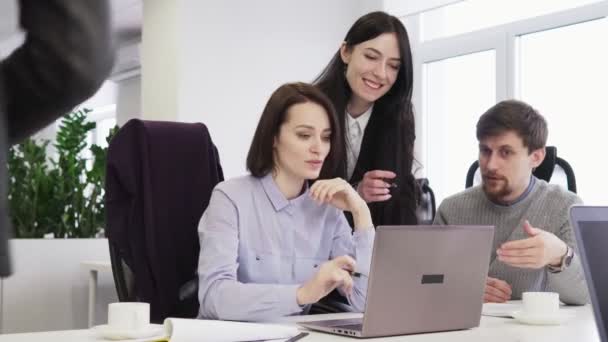 Equipo de gente de negocios mirando la pantalla del ordenador portátil durante la reunión creativa — Vídeos de Stock