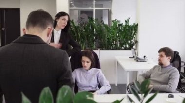 İş kadın ofiste işyerinde meslektaşları için söz