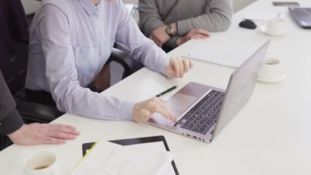 Pessoas de negócios olhando para a tela do laptop durante reunião criativa no local de trabalho — Vídeo de Stock