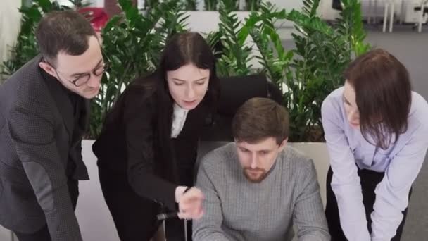 Team von Geschäftsleuten diskutiert gemeinsam eine kreative Idee — Stockvideo