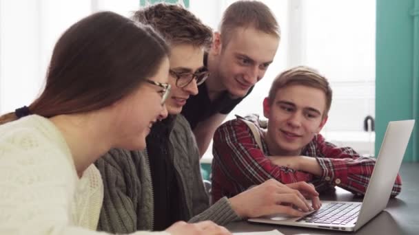 Grupp elever talar och tittar på laptop skärmen — Stockvideo