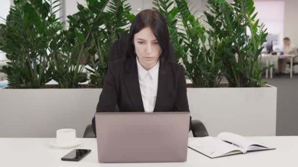 Mulher de negócios vê más notícias na tela do laptop, chateado e jura — Vídeo de Stock