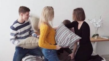 Gençlerin grup yastık yatak odasında mücadele mutlu