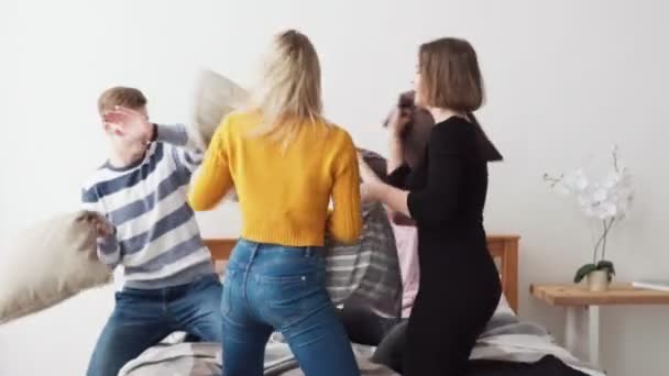 Tieners vechten kussens in slaapkamer — Stockvideo