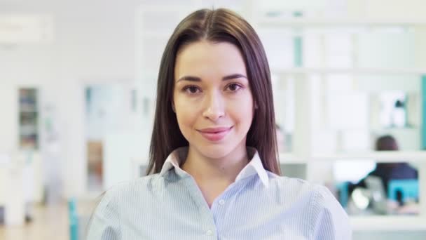 Face of a happy young caucasian brunette woman in a shirt — Stock Video