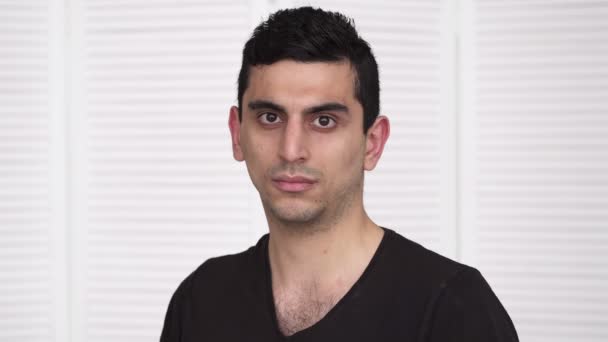 Unga allvarliga arabiska mannen tittar på kameran — Stockvideo