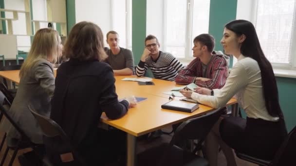 Női tanár beszél a diákok során a leckét, Egyetemen — Stock videók