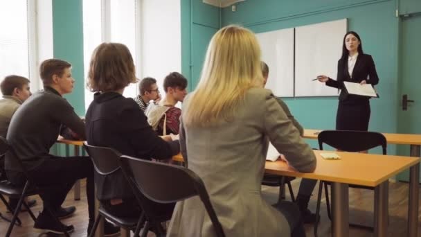 Os alunos levantam as mãos após a pergunta dos professores durante a palestra — Vídeo de Stock