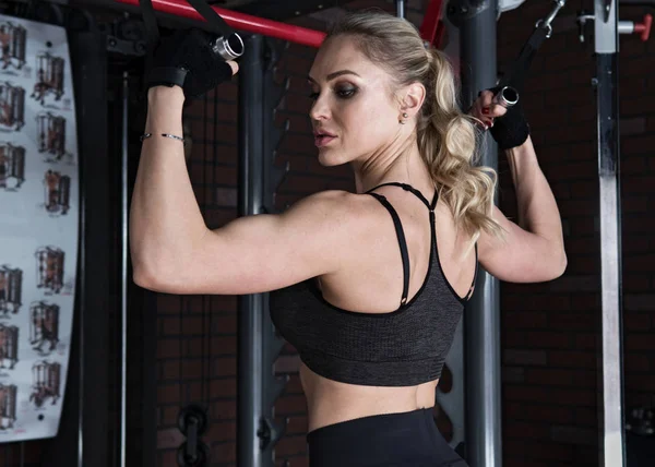 Mujer de fitness haciendo ejercicio bíceps —  Fotos de Stock