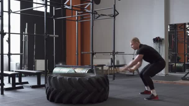 Hombre de fitness haciendo ejercicio swing de martillo en el gimnasio — Vídeos de Stock
