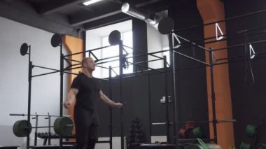 Çift Kişilik atlar ip egzersiz spor salonunda fitness adam