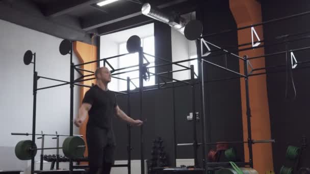 Hombre de fitness haciendo ejercicios de cuerda de saltos dobles en el gimnasio — Vídeos de Stock