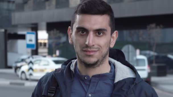 Glücklicher junger Mann aus dem Nahen Osten auf der Straße der Stadt — Stockvideo