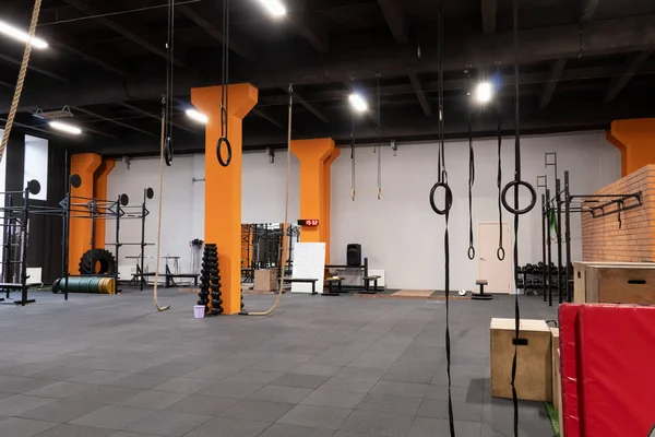 Fitness eğitim için spor salonu ferah modern iç