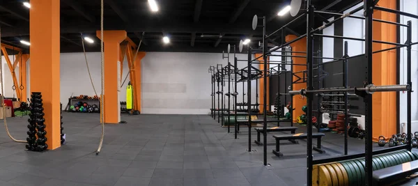 Ευρύχωρο μοντέρνο εσωτερικό του γυμναστηρίου για προπόνηση φυσικής κατάστασης — Φωτογραφία Αρχείου