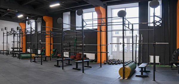 Сучасний інтер'єр тренажерного залу для фітнес-тренувань з горизонтальними барними стійками та штангами — стокове фото