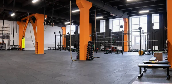 Spor salonu fitness eğitimi için geniş modern iç