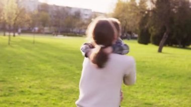 Mutlu anne hugs ve günbatımı Park küçük oğluyla fırtınası