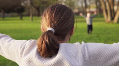 Mutlu küçük çocuk anneler açık armsa nd onu bahar parkta hugs çalışır