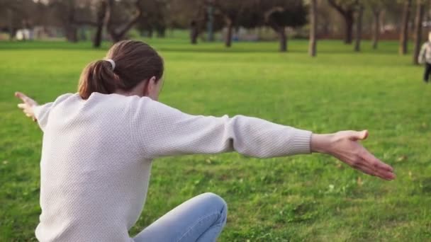 Filho corre para as mães de braços abertos e abraça-la no parque da primavera — Vídeo de Stock