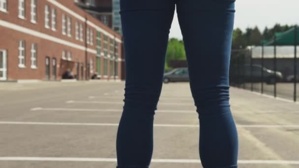 Жіночі ноги в ковзанах на асфальті в місті — стокове відео