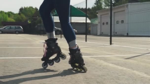 Genç kadın rides tekerlekli paten ve koşuşturma şehir — Stok video