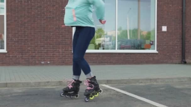 Ung kvinna virvel runt på rullskridskor — Stockvideo