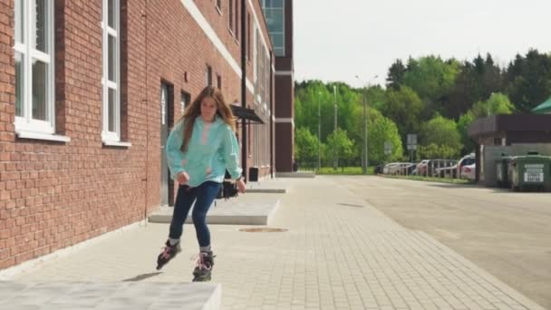 Jonge vrouw rijdt via een obstakel op rolschaatsen — Stockvideo