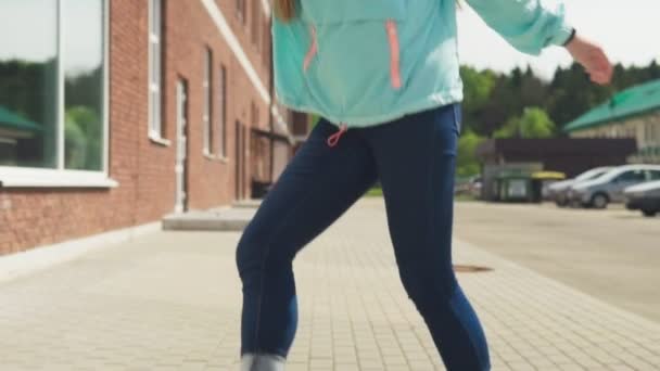 Jovem mulher gosta de patins em uma rua da cidade — Vídeo de Stock