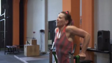 Yorgun terli fitness kadının yapması bar dips spor olarak çalışma