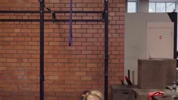 Rusia, San Petersburgo, 14 de febrero de 2018: La chica rubia la