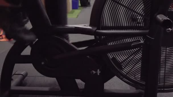 Πόδια της γυναίκας ποδήλατο αέρα πεντάλ στο γυμναστήριο φυσικής κατάστασης — Αρχείο Βίντεο