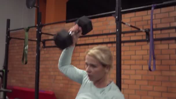 Fitness-Frau macht Hantelreißen-Übung im Fitnessstudio — Stockvideo